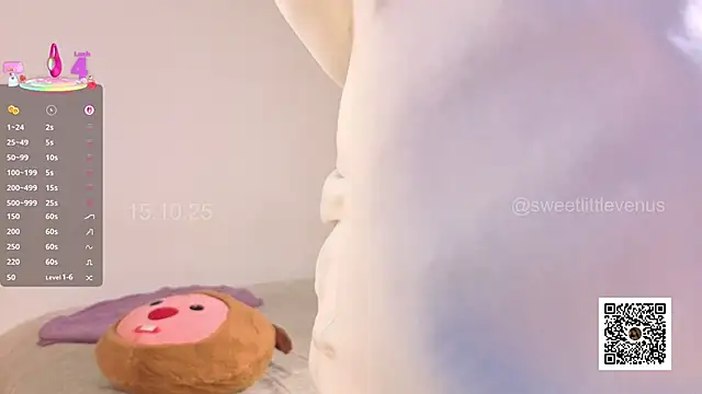 Snapshot of sweetlittlevenus chatting on 15, 10, 2025 sweetlittlevenus online show from 15, 10, 2025