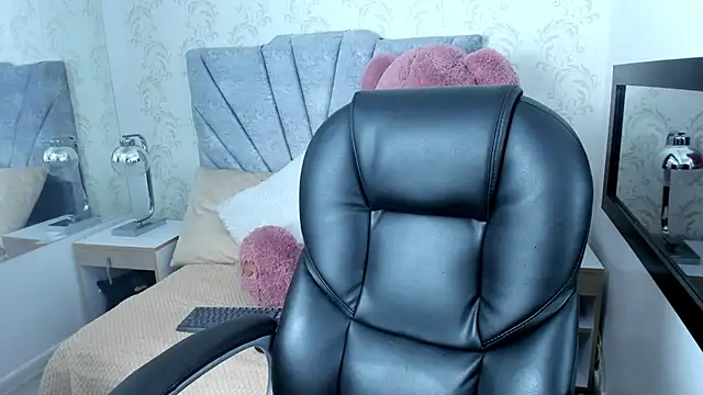 Lilith Thompson online show from 10, 3, 2025