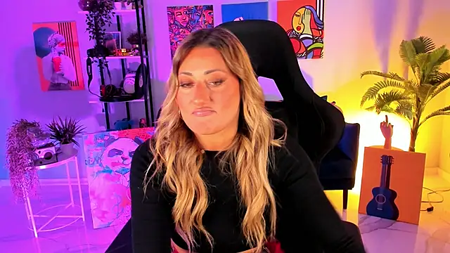 Snapshot of SarahAlluring chatting on 4, 10, 2025 SarahAlluring online show from 4, 10, 2025