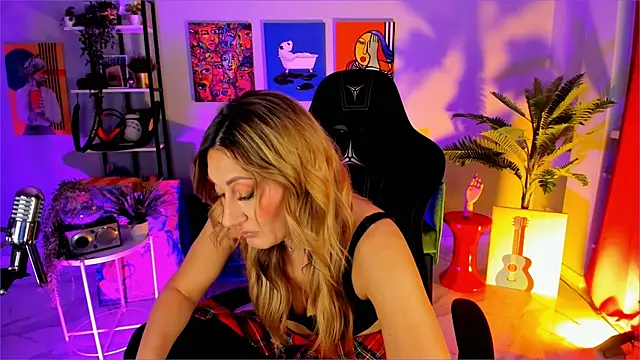 Snapshot of SarahAlluring chatting on 19, 12, 2025 SarahAlluring online show from 19, 12, 2025