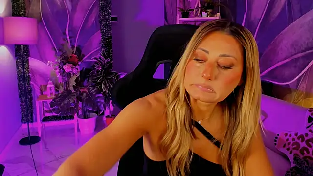 Snapshot of SarahAlluring chatting on 21, 9, 2025 SarahAlluring online show from 21, 9, 2025