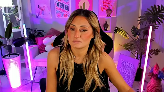 Snapshot of SarahAlluring chatting on 20, 10, 2025 SarahAlluring online show from 20, 10, 2025