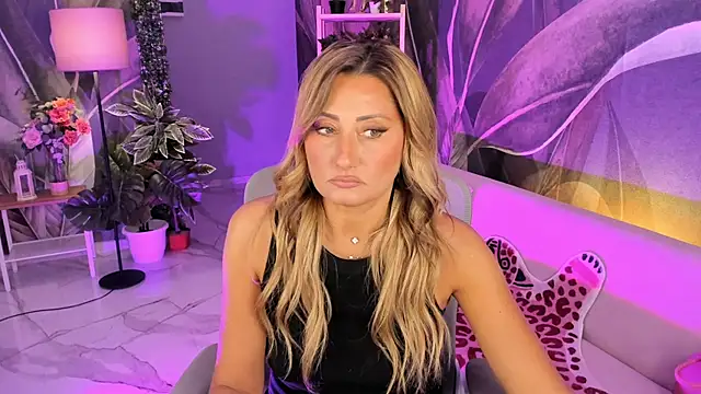 Snapshot of SarahAlluring chatting on 11, 9, 2025 SarahAlluring online show from 11, 9, 2025