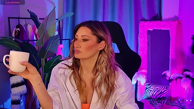 SarahAlluring online show from 6, 4, 2026