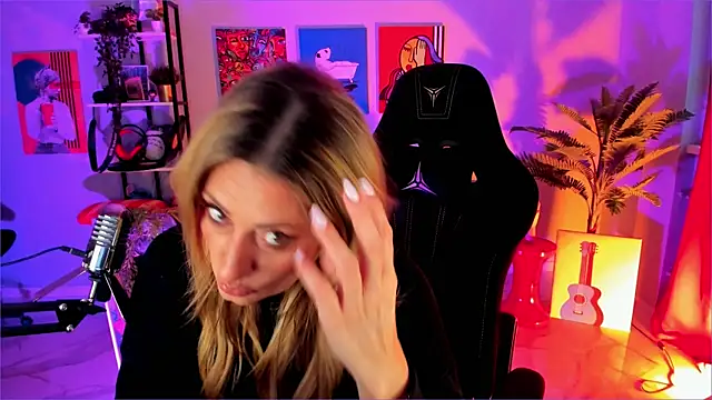 Snapshot of SarahAlluring chatting on 20, 12, 2025 SarahAlluring online show from 20, 12, 2025