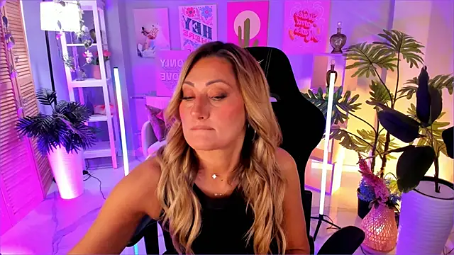 Snapshot of SarahAlluring chatting on 18, 9, 2025 SarahAlluring online show from 18, 9, 2025