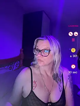 Curvy-Cleo online show from 3, 6, 2026