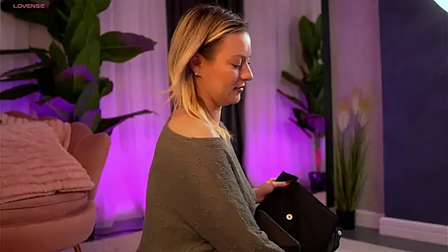 Snapshot of AnnastasiaMills chatting on 11, 11, 2025 AnnastasiaMills online show from 11, 11, 2025