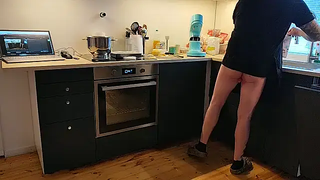 Snapshot of LucysSluttyHubby chatting on 4, 12, 2025 LucysSluttyHubby online show from 4, 12, 2025