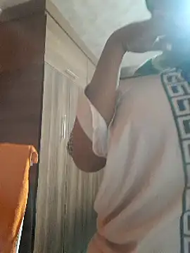 Snapshot of Roundmellonsxxx chatting on 11, 3, 2025 Roundmellonsxxx online show from 11, 3, 2025