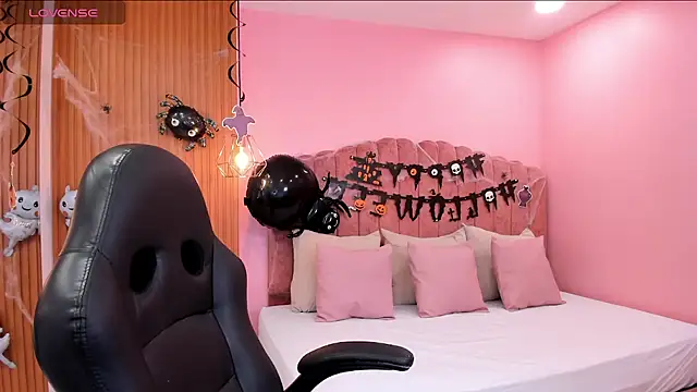 eva sainnt online show from 9, 10, 2025