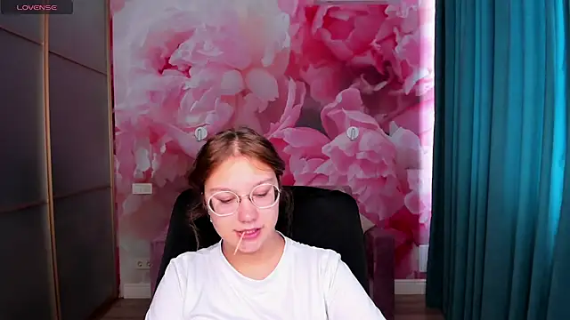 AngelinaLow online show from 28, 9, 2025