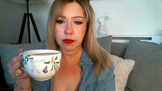 Snapshot of MissHoneyPenny chatting on 24, 4, 2026 MissHoneyPenny online show from 24, 4, 2026