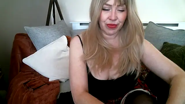 Snapshot of MissHoneyPenny chatting on 11, 3, 2026 MissHoneyPenny online show from 11, 3, 2026