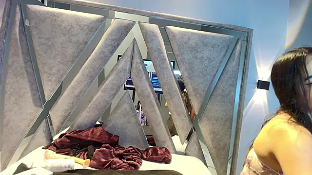 Alice 26  online show from 4, 12, 2025