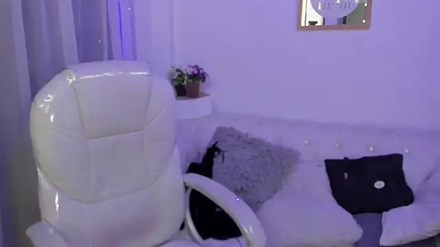 Pretty Johnson  online show from 4, 12, 2025