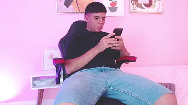 Snapshot of Alex_Coxx chatting on 12, 3, 2025 Alex Coxx online show from 12, 3, 2025