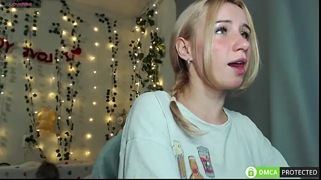 Snapshot of Mia__Kitty chatting on 9, 10, 2025 Mia Kitty online show from 9, 10, 2025