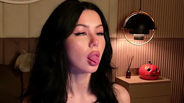 Leya Foxhall online show from 21, 10, 2025