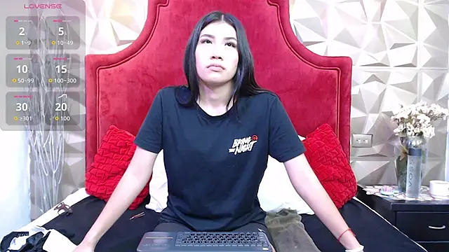 Lili Opal online show from 27, 11, 2025