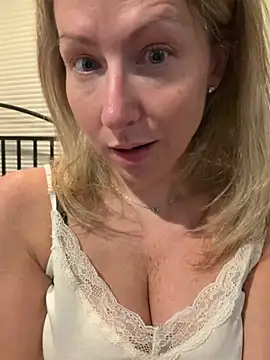 LittleMsMILF online show from 13, 4, 2026