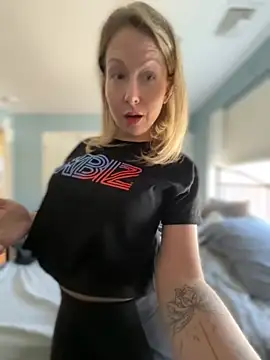 LittleMsMILF online show from 8, 4, 2026