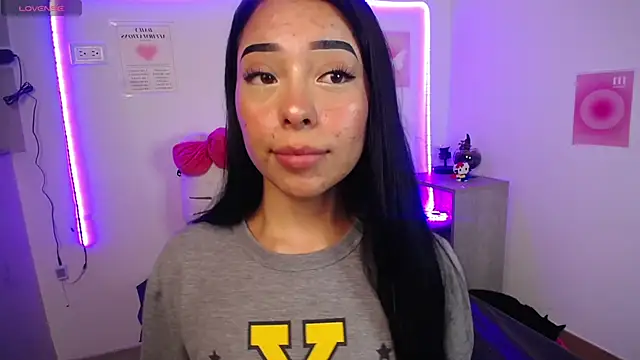 Snapshot of Emilybutterfly1 chatting on 9, 9, 2025 Emilybutterfly1 online show from 9, 9, 2025