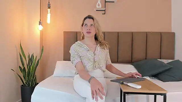 Snapshot of honeygray02 chatting on 2, 10, 2025 honeygray02 online show from 2, 10, 2025