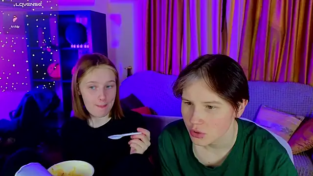 Snapshot of Tara_Lawson chatting on 17, 11, 2025 Tara Lawson online show from 17, 11, 2025