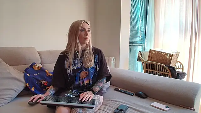 Snapshot of tattoobbgirl chatting on 22, 4, 2026 tattoobbgirl online show from 22, 4, 2026