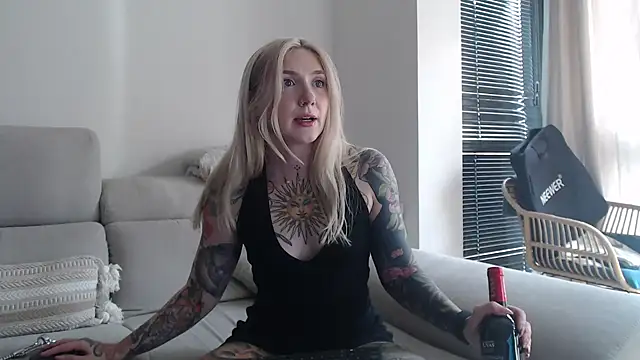 Snapshot of tattoobbgirl chatting on 16, 10, 2025 tattoobbgirl online show from 16, 10, 2025