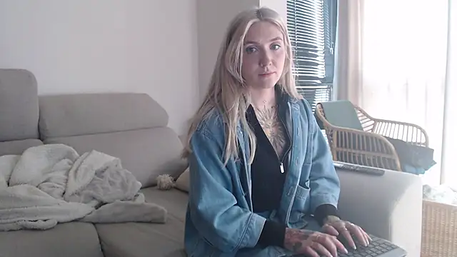 tattoobbgirl online show from 18, 12, 2025