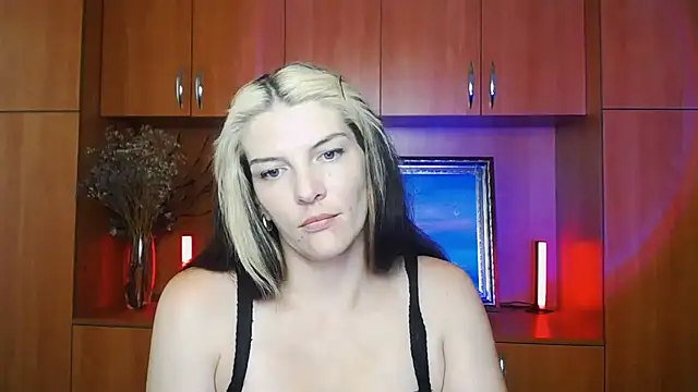 Snapshot of VanessaRey_ chatting on 7, 7, 2026 VanessaRey online show from 7, 7, 2026