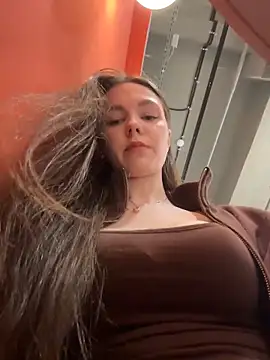 Snapshot of MilaBee chatting on 1, 3, 2026 MilaBee online show from 1, 3, 2026