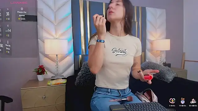 SaraJonness online show from 9, 9, 2025