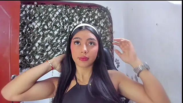 Sarahbrowm  online show from 6, 10, 2025