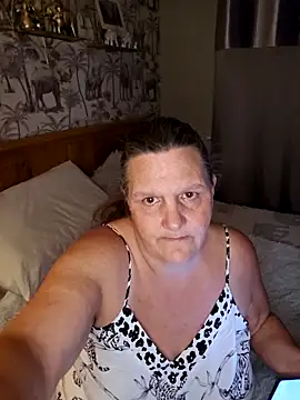 MissQueenBeex online show from 28, 10, 2025