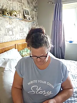 MissQueenBeex online show from 24, 2, 2026