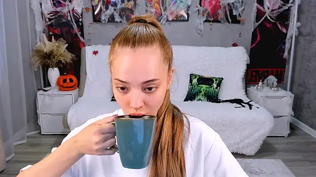 Snapshot of MelanieAlves chatting on 8, 11, 2025 MelanieAlves online show from 8, 11, 2025