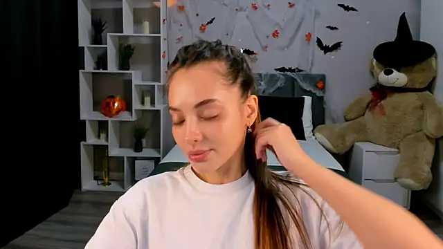 Snapshot of MelanieAlves chatting on 17, 10, 2025 MelanieAlves online show from 17, 10, 2025