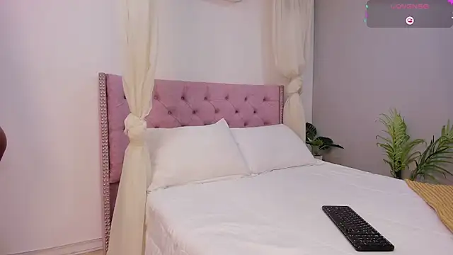 MelanieMiller  online show from 11, 11, 2025