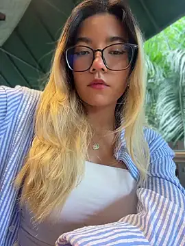 Snapshot of Pretty_roxxyy chatting on 3, 7, 2026 Pretty roxxyy online show from 3, 7, 2026