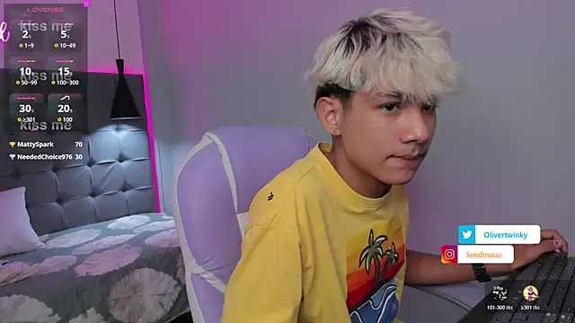 Snapshot of OliverTwinky chatting on 5, 11, 2025 OliverTwinky online show from 5, 11, 2025