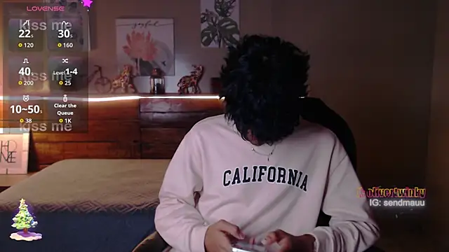 Snapshot of OliverTwinky chatting on 25, 11, 2025 OliverTwinky online show from 25, 11, 2025