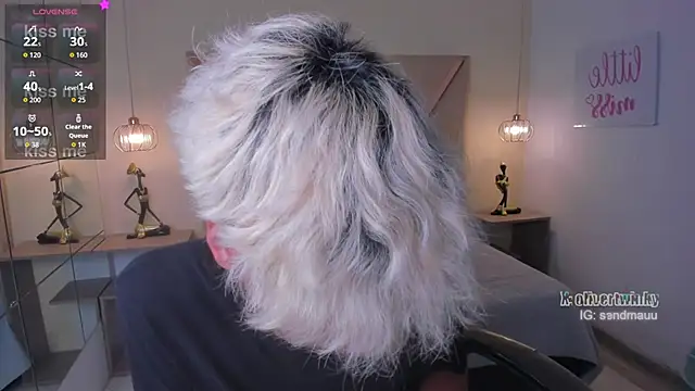 Snapshot of OliverTwinky chatting on 13, 11, 2025 OliverTwinky online show from 13, 11, 2025