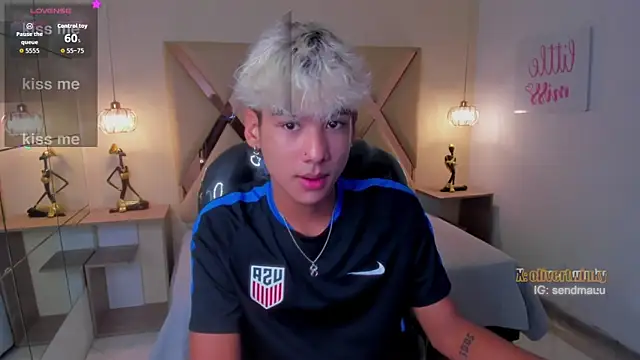 Snapshot of OliverTwinky chatting on 15, 11, 2025 OliverTwinky online show from 15, 11, 2025