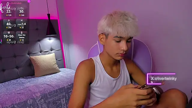 Snapshot of OliverTwinky chatting on 12, 9, 2025 OliverTwinky online show from 12, 9, 2025