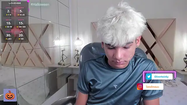 Snapshot of OliverTwinky chatting on 7, 10, 2025 OliverTwinky online show from 7, 10, 2025