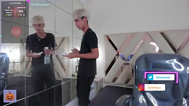 Snapshot of OliverTwinky chatting on 10, 10, 2025 OliverTwinky online show from 10, 10, 2025