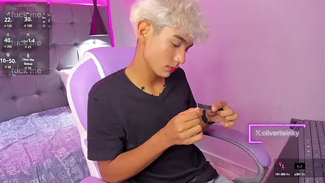 Snapshot of OliverTwinky chatting on 10, 9, 2025 OliverTwinky online show from 10, 9, 2025